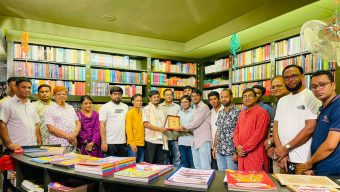 সুমনকুমার দাশের হাতে তুলে দেওয়া হলো সাহিত্য পুরস্কারের ক্রেস্ট-