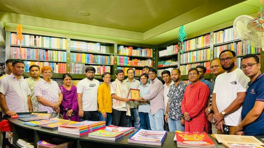 সুমনকুমার দাশের হাতে তুলে দেওয়া হলো সাহিত্য পুরস্কারের ক্রেস্ট-