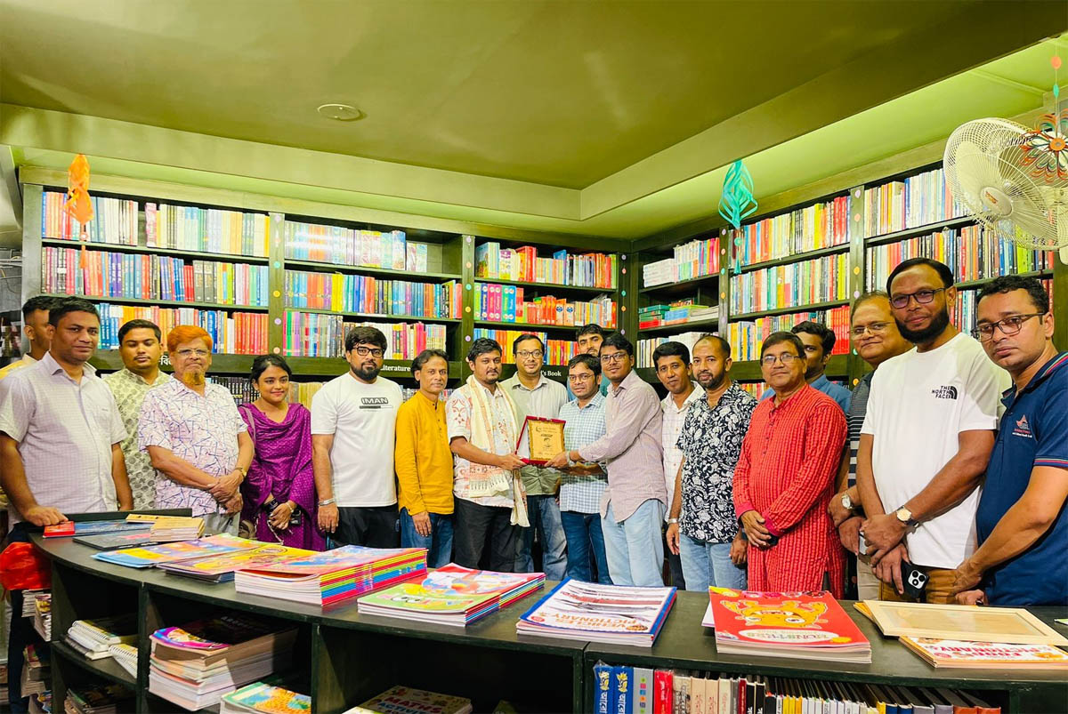 সুমনকুমার দাশের হাতে তুলে দেওয়া হলো সাহিত্য পুরস্কারের ক্রেস্ট-