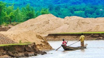 সিলেটে জব্দ বালু নিলামে ‘শায়েস্তা খাঁর দরে’ বিক্রি, গচ্ছা ১৩ কোটি! জেলা প্রশাসক মহোদয় কে পুরুস্কৃত করা উচিত !