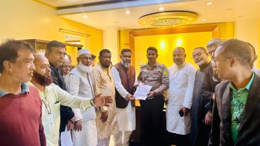 সিলেটে ব্যবসায়ীরা পুলিশ কমিশনার কুদ্দুছ চৌধুরী কাছে স্মারকলিপি প্রদান করেছেন