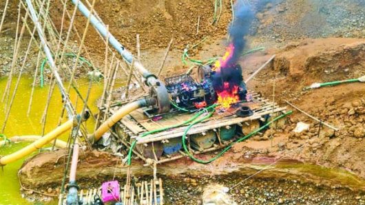 ফের বে প রো য়া পাথর খে কো রা, ‘বো মা’ মেশিন দিয়ে পাথর উত্তোলন