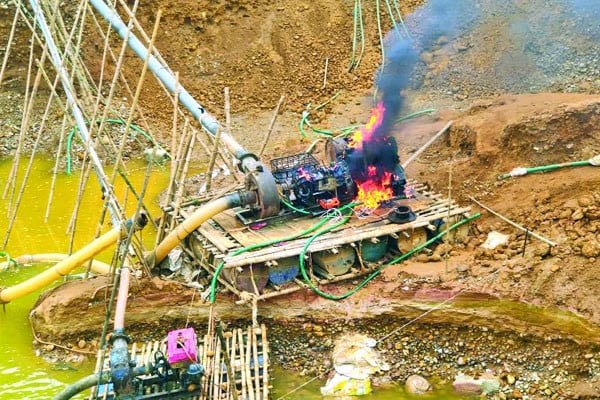 ফের বে প রো য়া পাথর খে কো রা, ‘বো মা’ মেশিন দিয়ে পাথর উত্তোলন